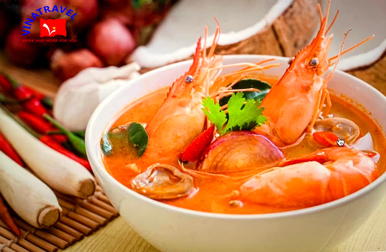 Món ăn truyền thống Thái Lan Tom Yum Kung - kinh nghiệm du lịch lần đầu tiên Thái Lan