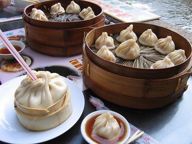 Những chiếc bánh bao thơm ngon được ăn bằng một cách kì lạ 10 món ăn ngon đậm chất Thượng Hải