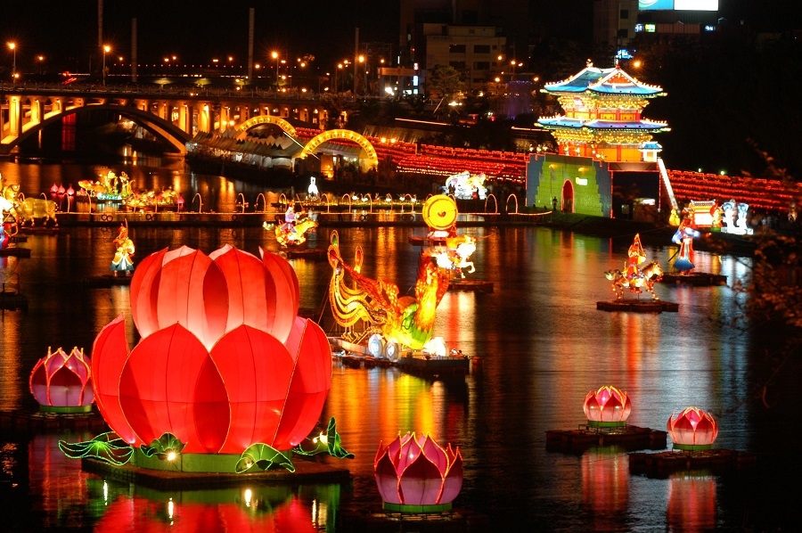 Lễ hội đèn lồng lung linh, rực rỡ cả một khoảng trời đêm