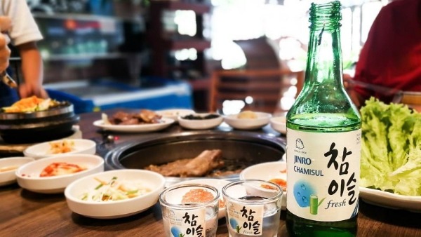 Uống rượu là một trong những thú vui phổ biến của người Hàn Quốc- điều cực thú vị chỉ có ở Hàn Quốc