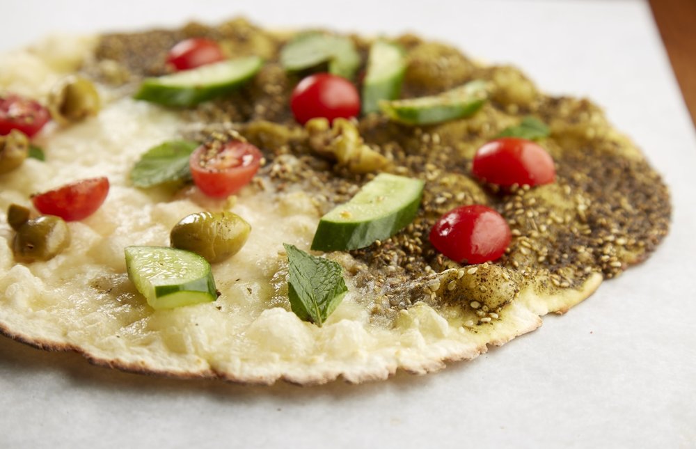 Món bánh pizza nhìn khá thanh mát, hấp dẫn khám phá ẩm thực Dubai