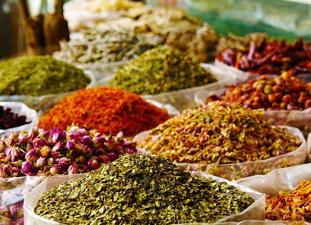 Những loại gia vị đầy màu sắc tại chợ gia vị món quà Dubai
