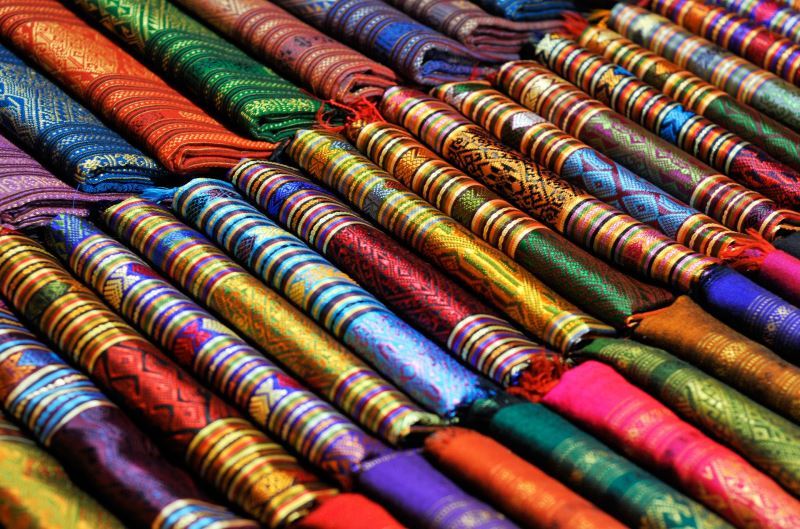 Những sấp vải lụa đẹp đẽ này chính là một món quà Dubai vô giá