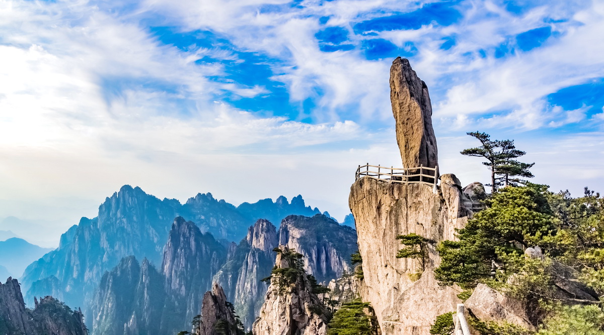 Quái Thạch sừng sững, đâm toạc chân mây săn mây trên đỉnh Hoàng Sơn
