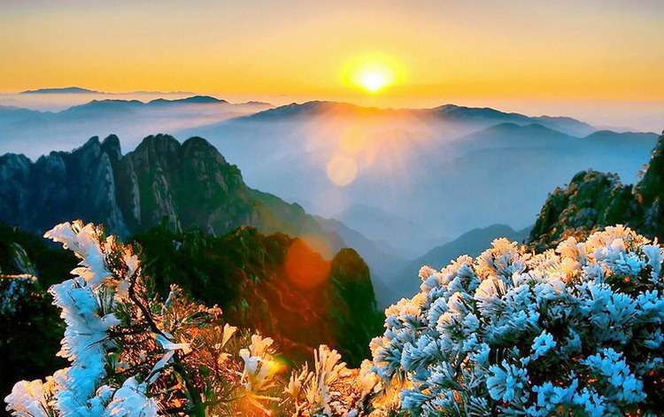 Hoàng Sơn tuyệt đẹp như một bức tranh thơ ăn mây trên đỉnh Hoàng Sơn