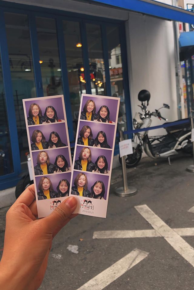 Chụp vài tấm hình xinh xắn tại Hongdae. Cr: Minh Thy review du lịch Hàn Quốc