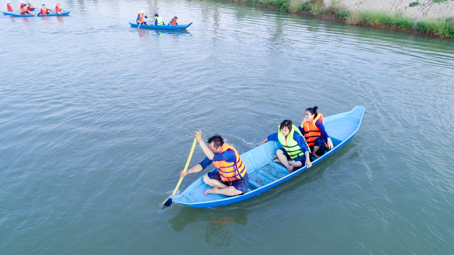 Đoàn kết cùng chinh phục dòng sông