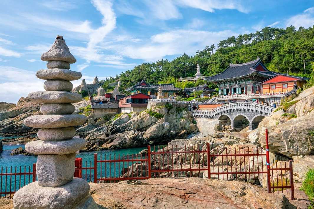 Cũng giống như Việt Nam, bạn cần ứng xử văn minh khi đến chốn linh thiêng