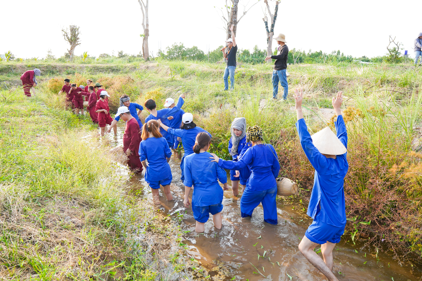 Tát mương bắt cá-trò chơi team building ngoài trời